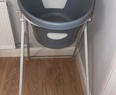 Shnuggles baby bath and folding stand