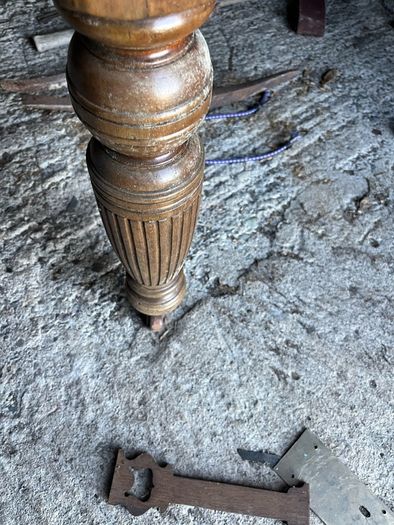 Vintage maghoney  table .  With extending  winder