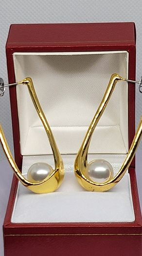 Beautiful earrings with pearls.
