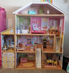 KidKraft Dolls House & Furniture