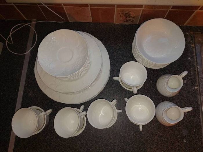 Wedgewood Strawberry and Vine 52 Piece Set