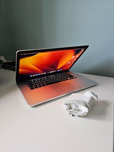 15" MacBook Pro 2015 with i7 & R9