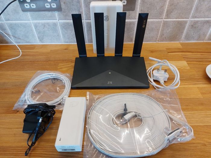 ZTE 7010 T3000 router and external unit