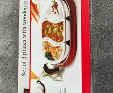Set of 3 plates and wooden tray