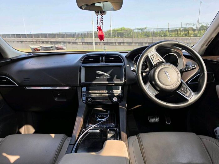 Jaguar F Pace