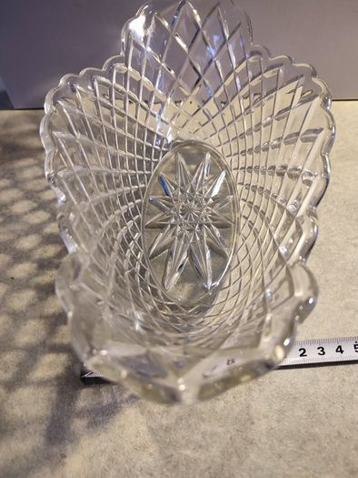Lagrge Ovel Crystal Bowl As Center Pice.