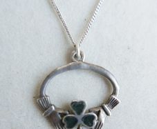 Vintage Sterling Silver 925 Claddagh Hands Heart Pendant and Chain length 16" - 3g