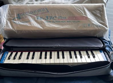 SUZUKI M-37C Plus Melodeon Alto Keyboard Harmonica Melodica with Soft Case 37key