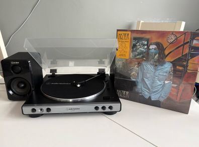 Audio Technica AT-LP60XHP vinyl record player