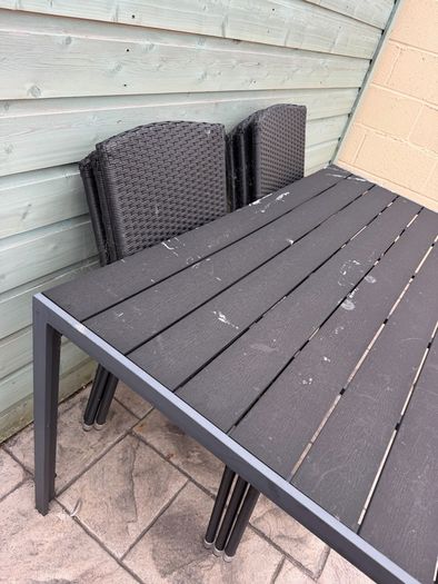 garden table and chairs