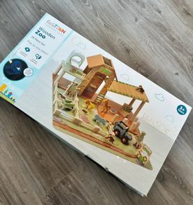 Wooden zoo toy