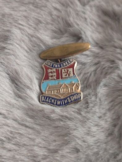 clothes pin badge vintage