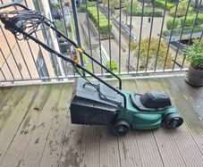 Electric lawn mower