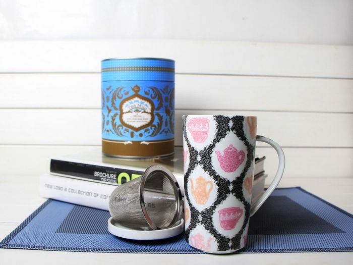 Large Porcelain Cup with an Infuser and Lid 350ml in Tube