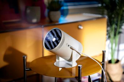 SAMSUNG 30" 100" The Freestyle 1st Gen FHD HDR Portable Projector SP-LSP3BLA - White (Used/ With Remote Controller)