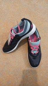 New women's Adidas sneakers, size 6.(39)