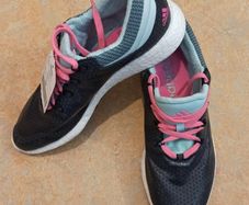 New women's Adidas sneakers, size 6.(39)