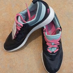 New women's Adidas sneakers, size 6.(39)