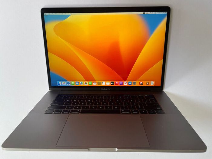 2018 Apple 15" MacBook Pro A1990 Touch Bar Intel i7 8th Gen 16GB RAM 1TB SSD