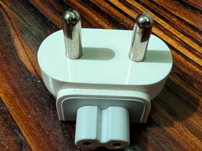 genuine apple India Dickhead adapter ( type D plug )
