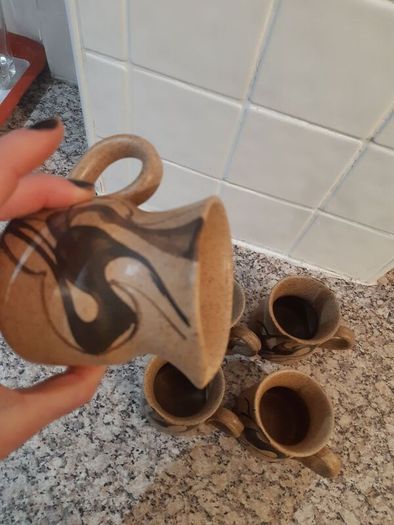 mugs x4 and jug