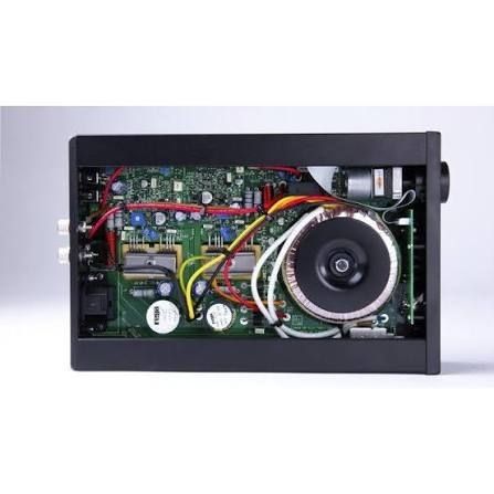 Rega Io Amplifier with Phono stage high quality amplifier as new with Remote