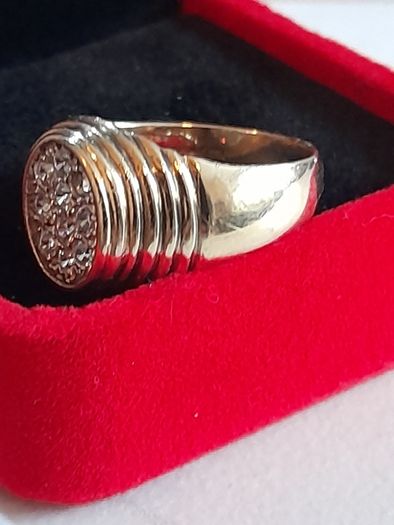 9ct gold ring With cluster diamonds hallmarked 375