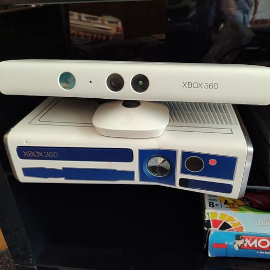 xbox 360 + kinnect + 2 controllers + games