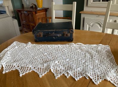 8 euros for this hand crochet vintage runner