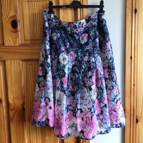 Per Una Ladies Navy blue pink floral full Skirt Uk 16 including postage