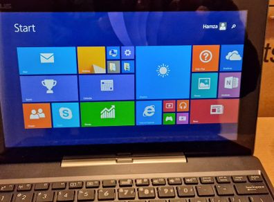 ASUS LaptopTablet CN9935, Windows 8, 2GB Ram 64GB HDD, Intel Atom CPU Z3740 1.33GHz in excellent condition