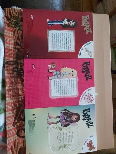 Bratz Totally Awsome Tales ; Book Set (2066) 3