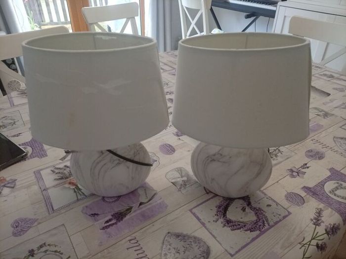 2 bedside lamps