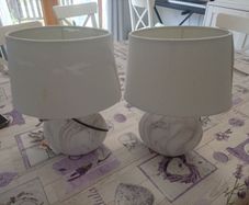 2 bedside lamps