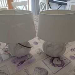 2 bedside lamps