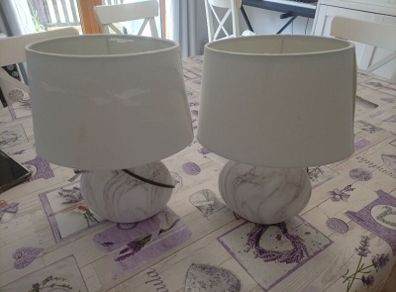 2 bedside lamps