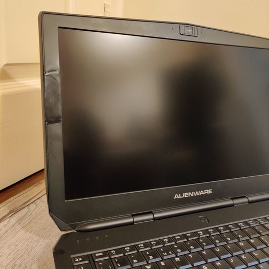 3 Gaming Laptops Alienware + 2 Asus ROG for parts or fix