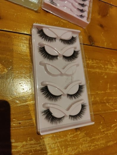 eyelashes