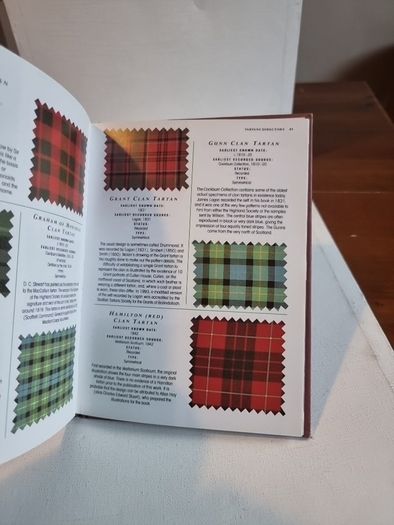 Blair Urquhart  Tartans: The New Compact Study Guide and Identifier (Identifying Guide Series)