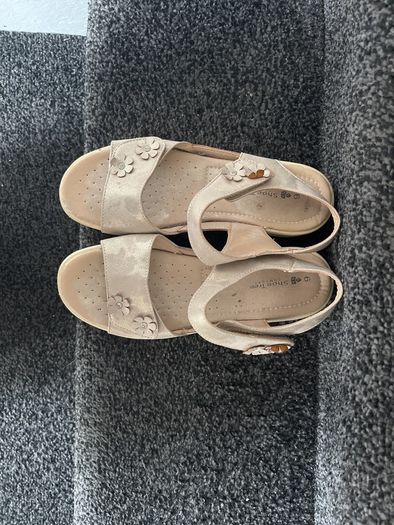 Beige Shoe tree sandals with small flowers size 6
