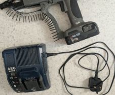 Senco 18V Cordless Collated Screw Gun & AEG Charger