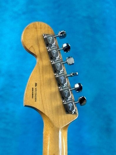Fender vintera 70's strat aged natural.