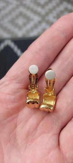 Vintage jewelry is sold individually for 5 to 10 euros