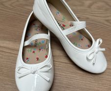 White patent leather shoes for a girl size 29 (11)