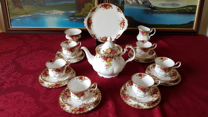 22 Piece Royal Albert Old Country Roses Bone China Gold Gilt Tea Set With Medium Size Tea Pot Made in England