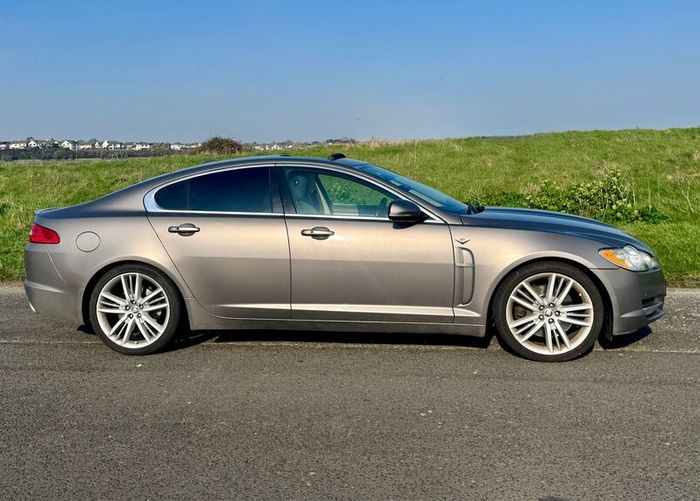 Jaguar XF S Portfolio with V-Rare Sunroof
