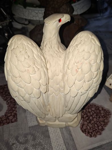 Up for sale is a Vintage Majestic White Eagle figurine Sculpture. Beautifully Powerful Talons