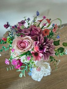 Artificial flower arrangement