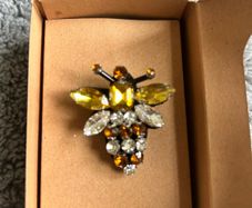 Bee brooch