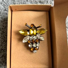 Bee brooch